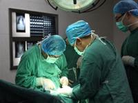 我院血管外科戴翔团队经过4个多小时的手术，成功为一患者取出腹腔内的22根绣花针